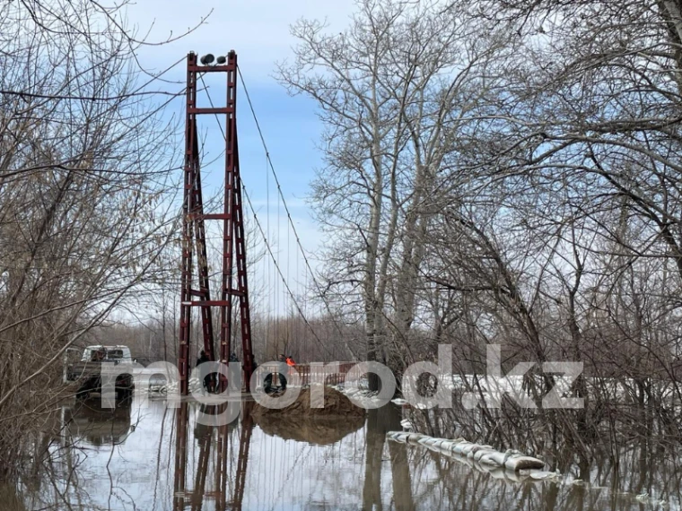В Уральске пытаются поднять мост на реке Чаган | Мой Город В Уральске пытаются поднять мост на реке Чаган
