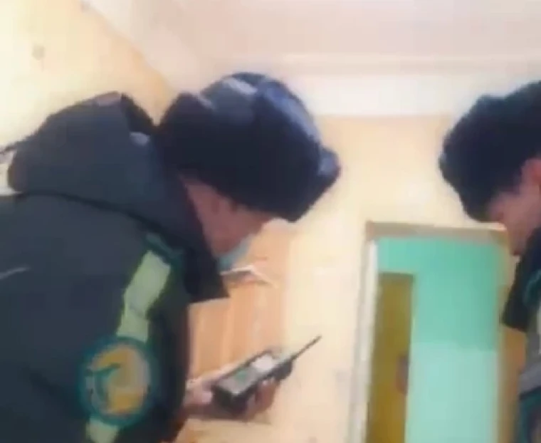 В Уральске девушка пыталась выпрыгнуть из окна гостиницы | Мой Город В Уральске полицейские спасли девушку, пытавшуюся спрыгнуть с 3 этажа
