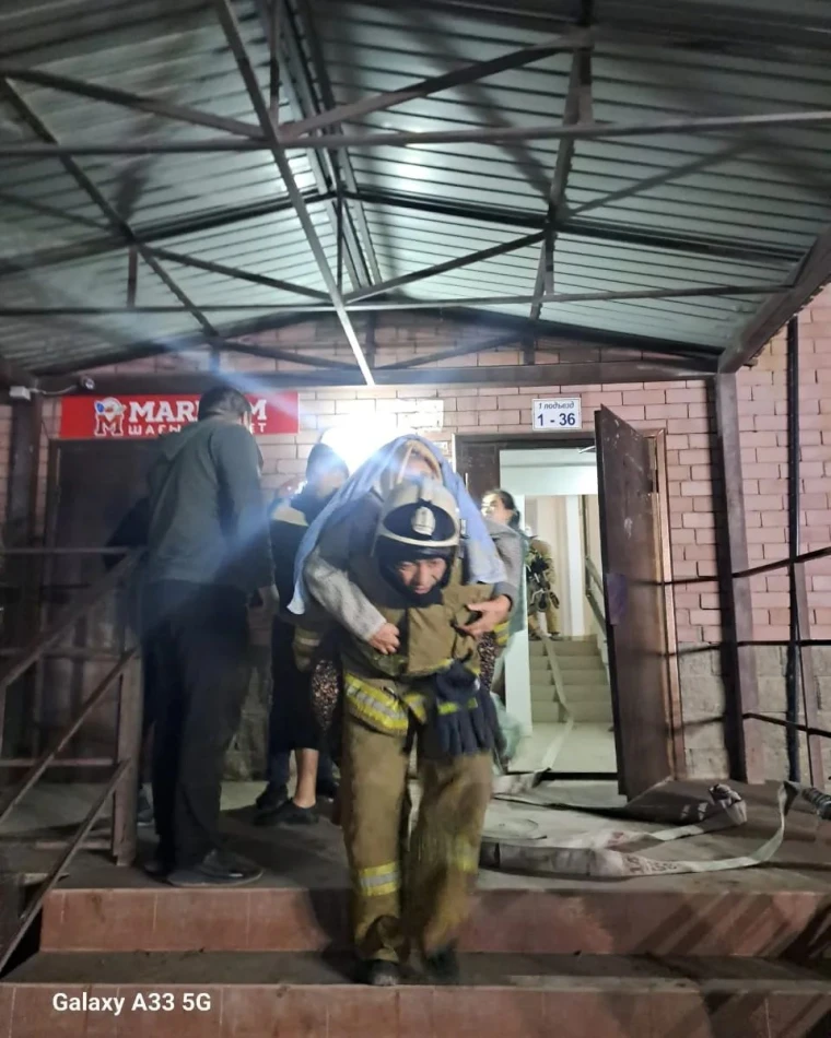 45 жильцов многоэтажного дома эвакуировали из-за пожара в Атырау | Мой Город В Атырау из-за пожара эвакуировали 45 жильцов из многоэтажного дома