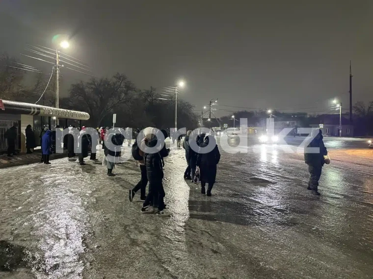 Автобусы не ездят, школы отменили: в Уральске сильнейший гололед