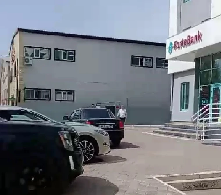 Тротуар у Forte Bank стал парковкой: житель Уральска требует вернуть пешеходную зону | Мой Город Жители Уральска требуют вернуть тротуар, превращённый в парковку у Forte Bank