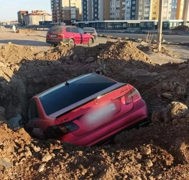 В Актобе пьяная женщина на машине упала в яму | Мой Город В Актобе пьяная женщина на машине упала в яму