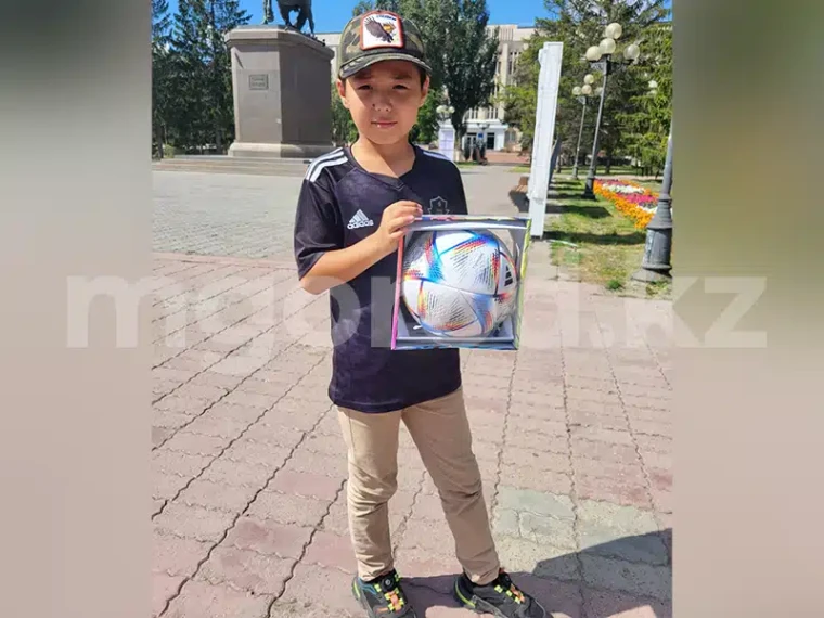 Мяч с чемпионата мира по футболу подарили мальчику из Уральска, убиравшему мусор со стадиона | Мой Город Мяч с чемпионата мира по футболу подарили мальчику из Уральска, убиравшему мусор со стадиона