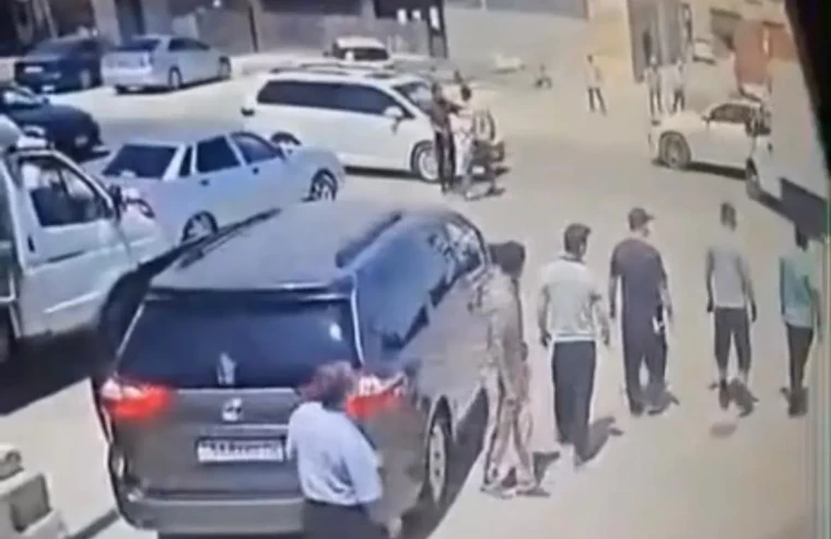 Мужчину избили на глазах десятков людей в Атырау: начался судебный процесс | Мой Город Мужчину избили на глазах десятков человек в Атырау: начался суд