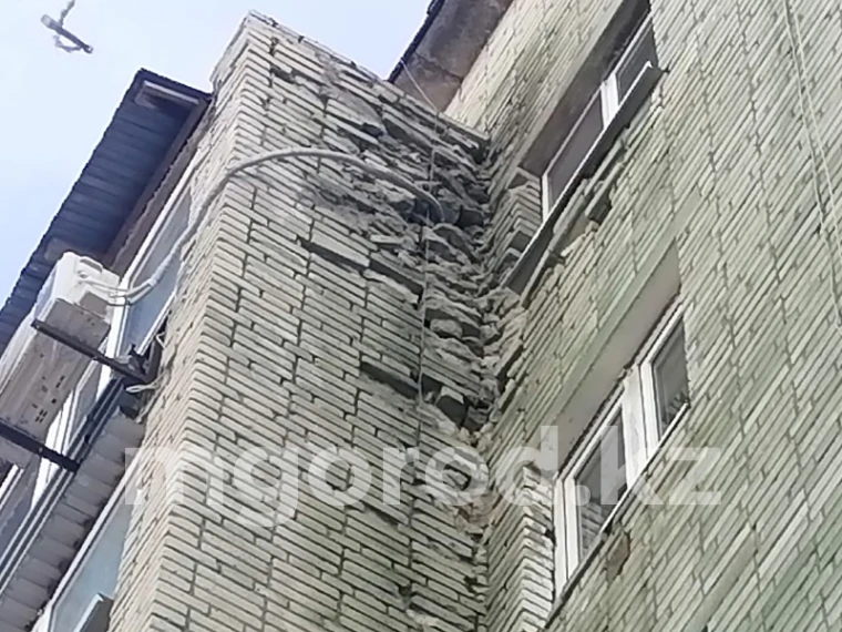 Кирпичи падают с многоэтажки в Уральске | Мой Город Кирпичи падают с многоэтажки в Уральске
