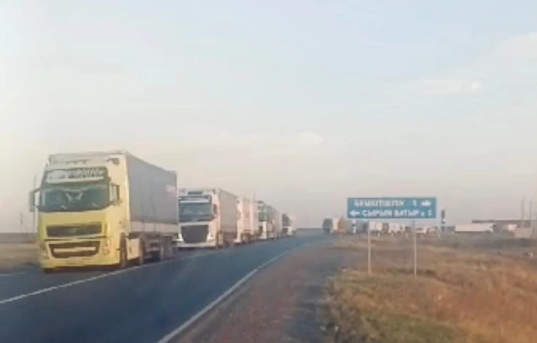 Водители фур сообщают о многокилометровой очереди на границе Казахстана и России в ЗКО | Мой Город Водители фур сообщают о многокилометровой очереди на границе Казахстана и России в ЗКО