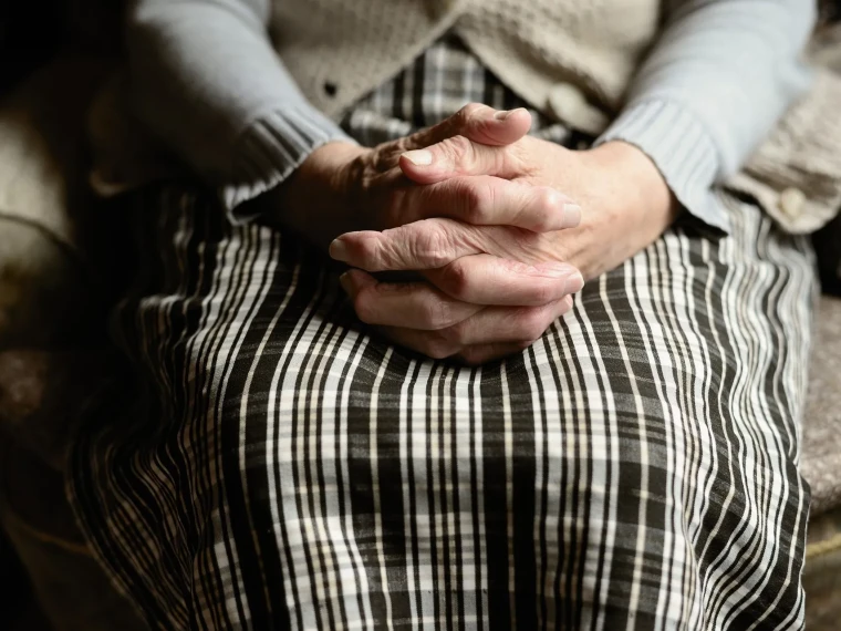 92-летняя мать-героиня подала в суд на собственных детей