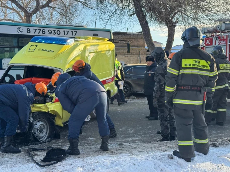 Массовое ДТП в Уральске с участием автобуса и «скорой»: пострадали двое взрослых и ребёнок | Мой Город Массовое ДТП в Уральске с участием автобуса и «скорой»