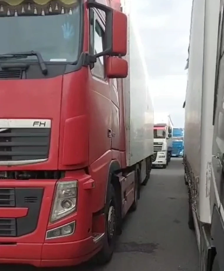 Сотни фур с грузом отправили на проверку в ЗКО: у водителей изъяли документы до понедельника | Мой Город Сотни фур с грузом отправили на проверку в ЗКО: у водителей изъяли документы до понедельника