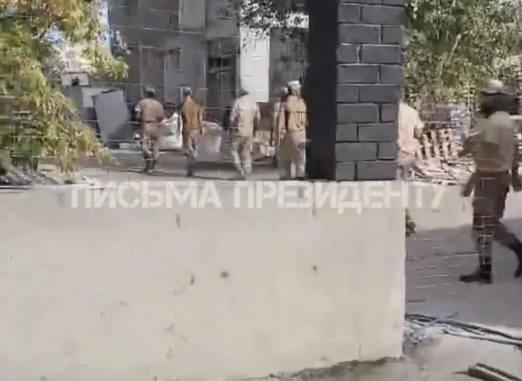 Прокуратуру Атырауской области обвинили в использовании рабочей силы солдат | Мой Город Прокуратуру Атырауской области обвиняют в использовании рабочей силы солдат