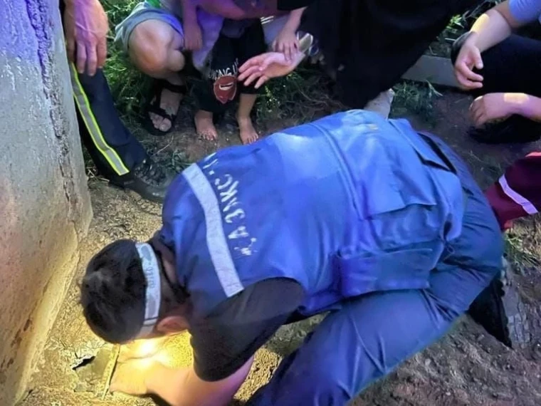 В Уральске рука трехлетнего ребенка застряла в яме | Мой Город В Уральске рука трехлетнего ребенка застряла в яме