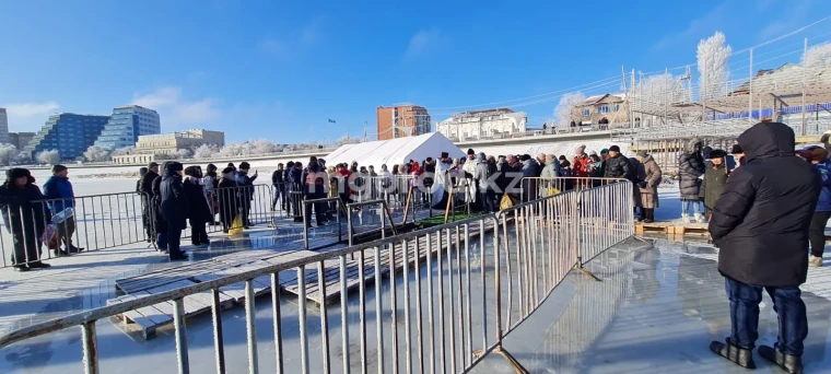 В Атырау тонкий лёд не останавливает смельчаков окунуться в проруби | Мой Город В Атырау тонкий лёд не останавливает смельчаков окунуться в проруби