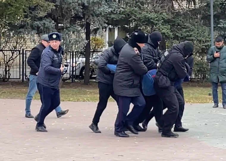 Активиста задержали на площади в Уральске | Мой Город Активиста задержали на площади в Уральске