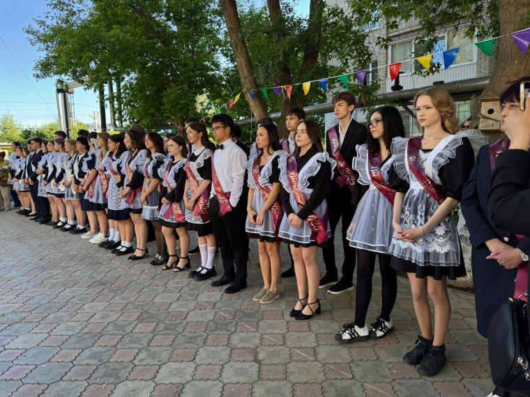 В школах Уральска прошла торжественная линейка для 11 классов | Мой Город В школах Уральска прошла торжественная линейка для 11 классов