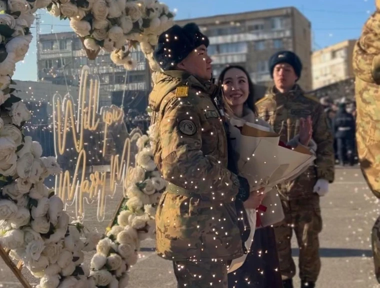 Солдат сделал предложение своей девушке на военной присяге в Актау