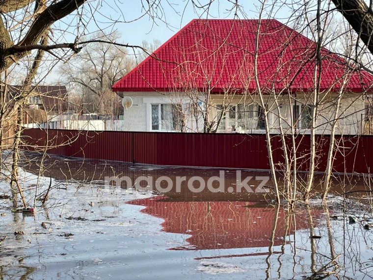 Сотрудники ЦОН консультируют пострадавших от паводка в эвакуационном центре Уральска