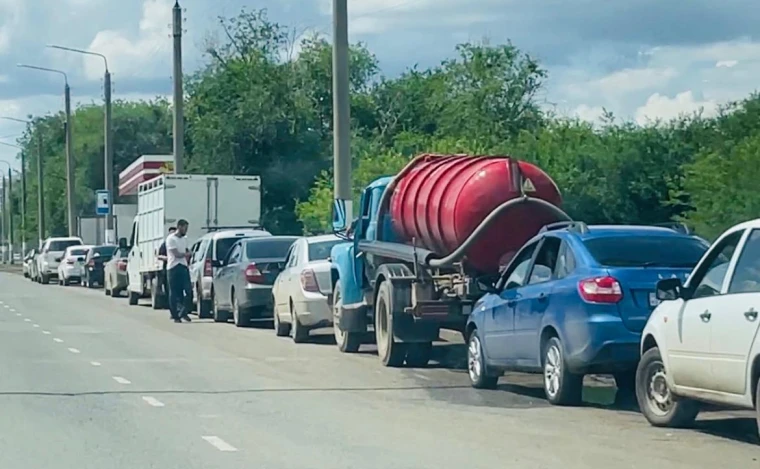 Очереди за автогазом образовались на заправках Уральска | Мой Город Очереди за автогазом образовались на заправках Уральска