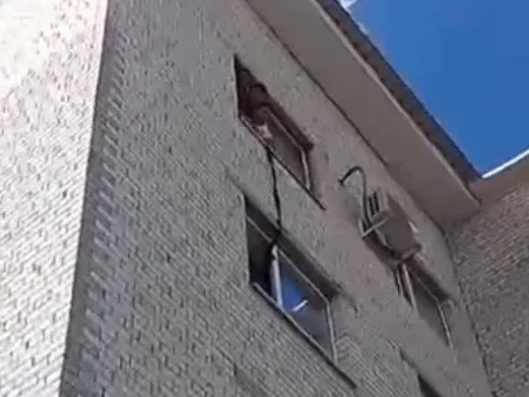 Свесил ноги с окна: видео спасения мужчины показали полицейские ЗКО | Мой Город Свесил ноги с окна: видео спасения мужчины показали полицейские ЗКО