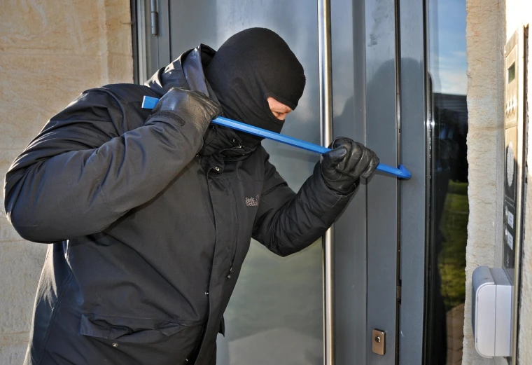 Угрожали пистолетом: полмиллиона тенге вынесли грабители из дома предпринимателя