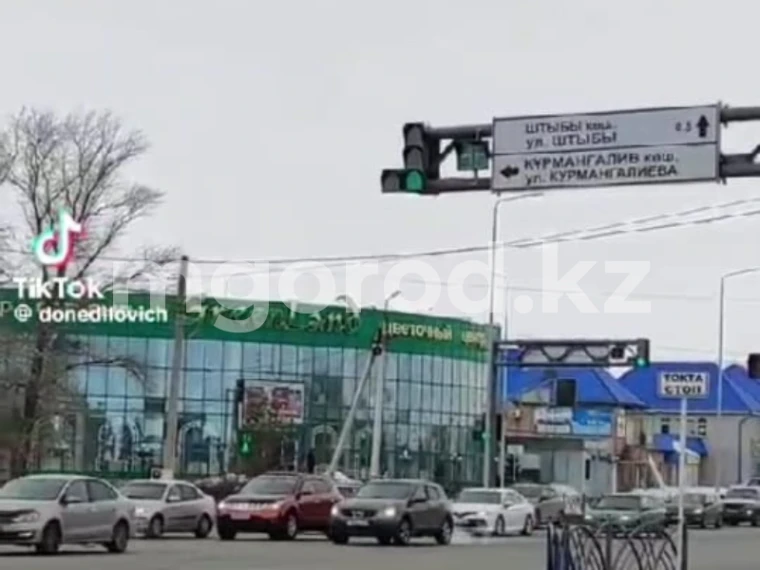 Неправильно установленный светофор вводит в заблуждение уральских водителей | Мой Город Неправильно установленный светофор вводит в заблуждение уральских водителей