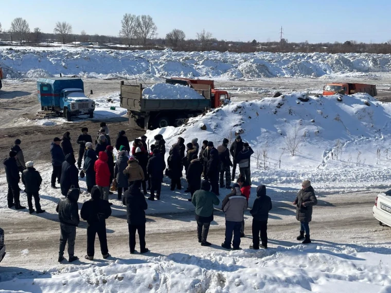 Вывоз снега на полигон в центре Уральска временно приостановили