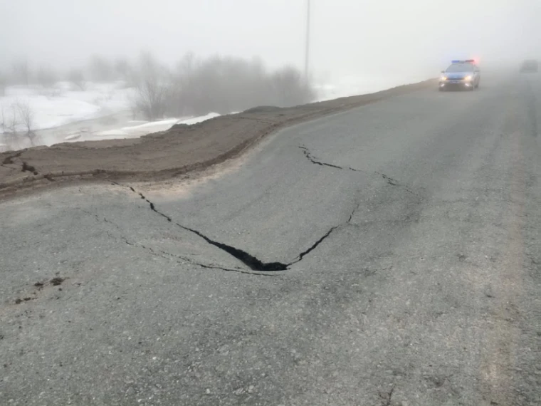 Дорожное полотно обвалилось на автодороге в ЗКО | Мой Город Дорожное полотно обвалилось на автодороге в ЗКО