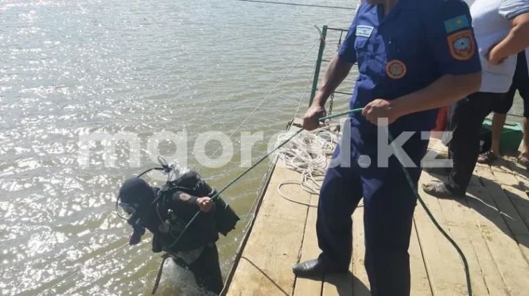 Двоих тонущих вытащили из воды спасатели Уральска. Поиски третьего продолжаются | Мой Город Двоих тонущих вытащили из воды спасатели Уральска. Поиски третьего продолжаются