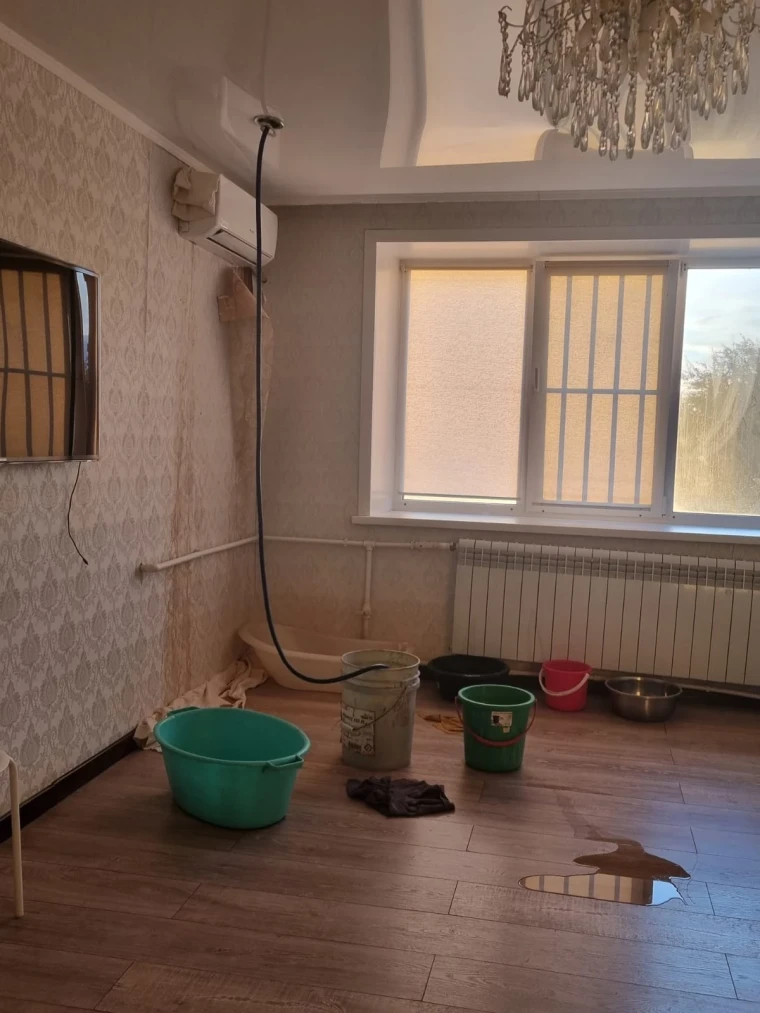 "Спать невозможно, с тазиками бегаем": ремонт крыши в многоэтажке Уральска стал бедствием | Мой Город "Спать невозможно с тазиками бегаем"-ремонт крыши в многоэтажке Уральска превратился в бедствие