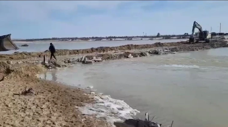 В райцентре Актюбинской области водой накрыло временную переправу. Проезд закрыт