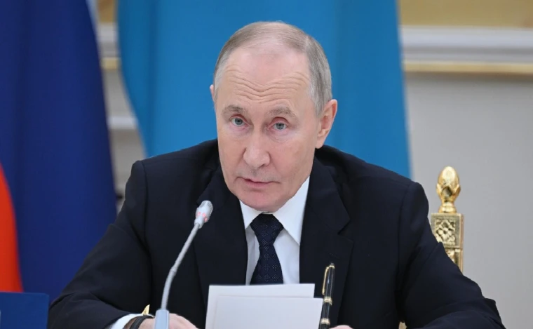 Путин направил в Актау самолет МЧС России