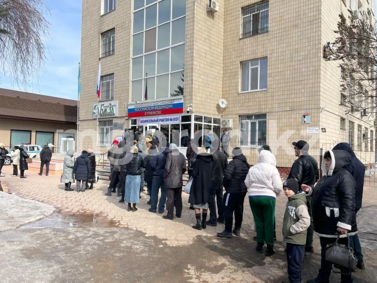 Очередь образовалась у российского консульства в Уральске | Мой Город Очередь образовалась у российского консульства в Уральске