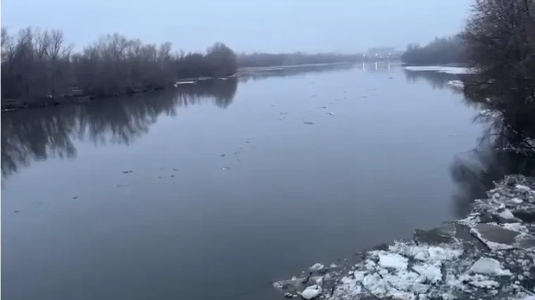 Сброс воды с Ириклинского водохранилища в Урал увеличился в несколько раз | Мой Город Сброс воды с Ириклинского водохранилища в Урал увеличился в несколько раз