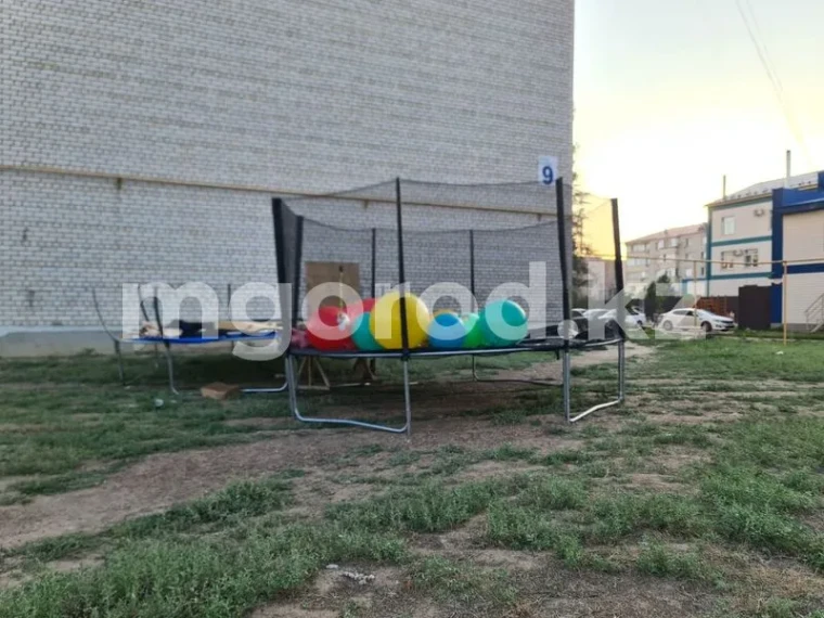 Ушедшие с площади в Уральске стихийные торговцы переместились во двор многоэтажки | Мой Город Ушедшие с площади в Уральске стихийные торговцы переместились во двор многоэтажки