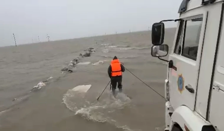 «Несмотря на холодную воду, мы продолжали показывать путь» — уральский пожарный о спасении людей во время паводка