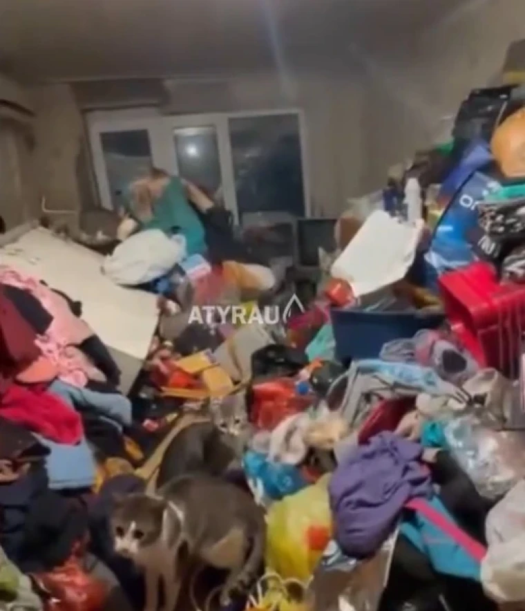 В Атырау дети жили среди хлама и тараканов | Мой Город В Атырау дети жили среди хлама и тараканов