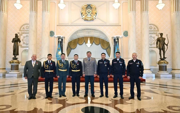 Паводок в ЗКО: спасателя из Уральска наградили орденом «Айбын» | Мой Город Паводок в ЗКО: спасателя из Уральска наградили орденом «Айбын»