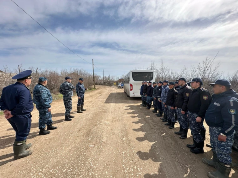 800 полицейских ЗКО вышли на борьбу с паводком