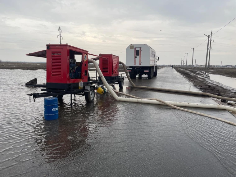 Перелив талой воды через автодорогу произошел в Уральске