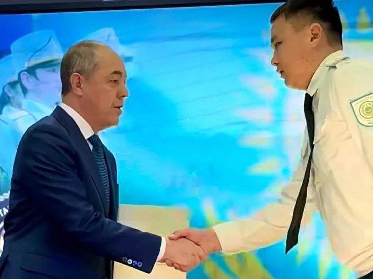 Аким ЗКО поздравил полицейских с праздником | Мой Город Аким ЗКО поздравил полицейских с праздником