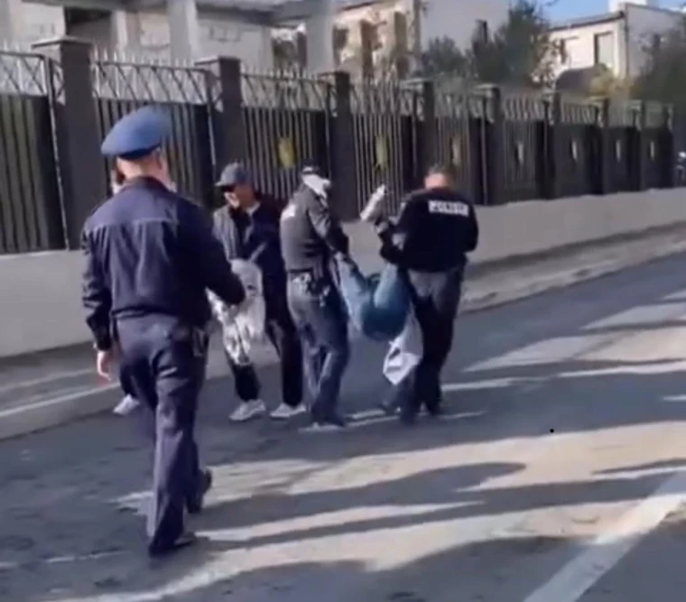 Мать утонувшего подростка перекрыла дорогу в Атырау | Мой Город Мать утонувшего подростка перекрыла дорогу в Атырау