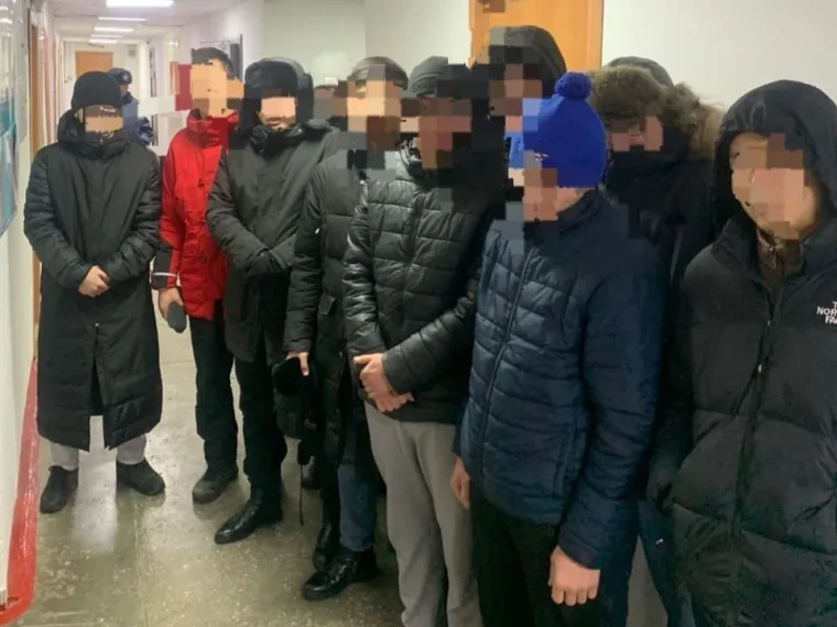 С ножами, битами и газовыми баллончиками гуляли актюбинские подростки | Мой Город С ножами, битами и газовыми баллончиками гуляли актюбинские подростки