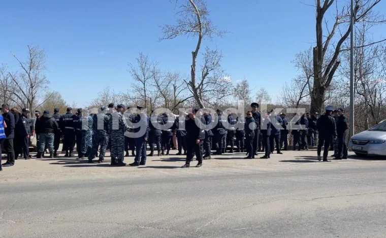 Жители дачных обществ перекрыли автодорогу в Уральске | Мой Город Жители дачных обществ перекрыли автодорогу в Уральске