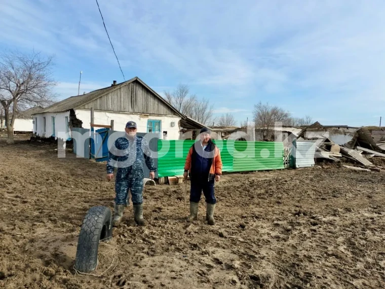 Паводок в ЗКО: подтопленные дома охраняют полицейские