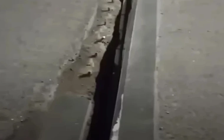 Объездной мост в Атырау трещит по швам