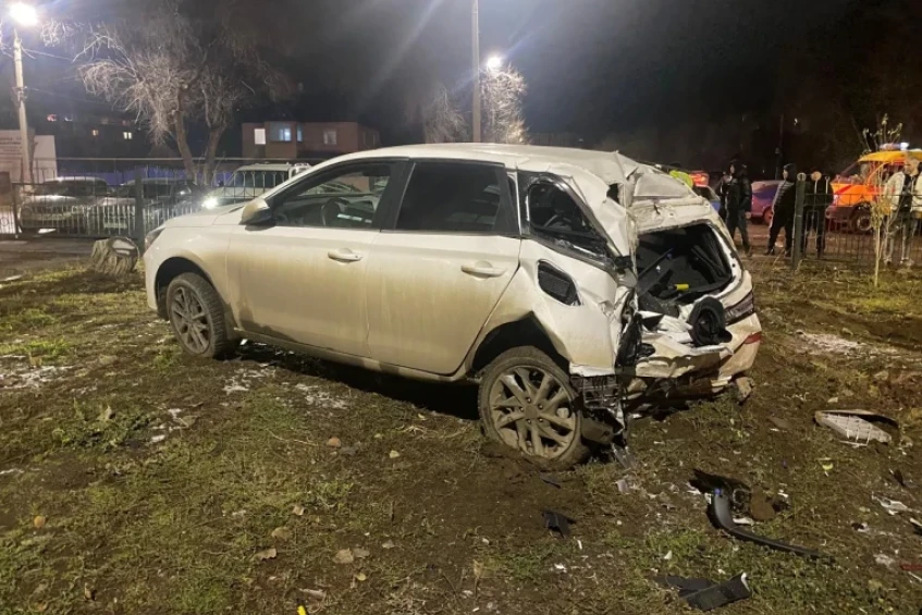 Фура врезалась в школу в Уральске: моральный вред владельца легковушки оценили в 50 тысяч тенге