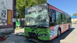 Фура столкнулась с пассажирским автобусом в Уральске
