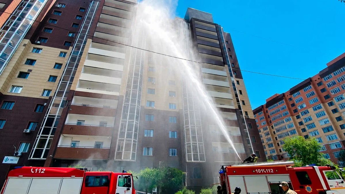 В Астане тушат пожар в 13-этажном доме ЖК «Береке»