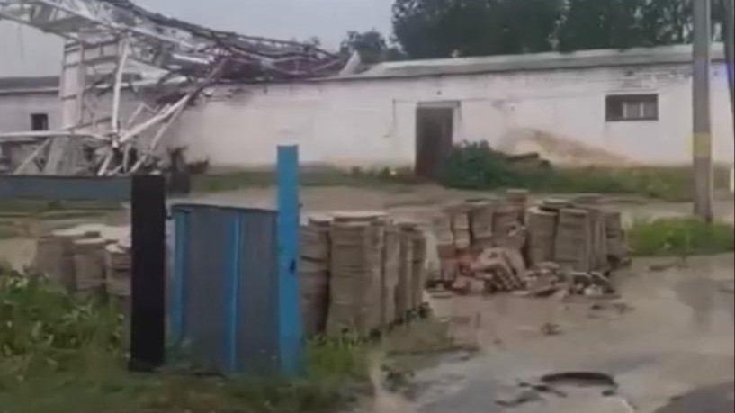 Рухнувшая вышка связи, трое пострадавших и режим ЧС: на Актюбинскую область обрушился мощный ураган