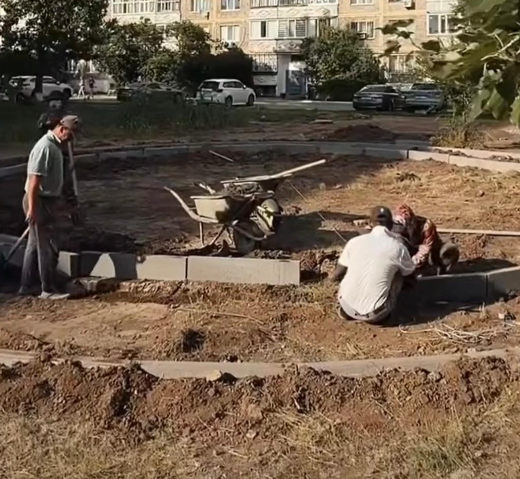 В 4-м микрорайоне Уральска за счет спонсоров благоустраивают сквер у школы