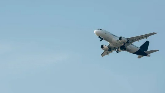 Известная авиакомпания отменила рейс из-за пьяных бортпроводников